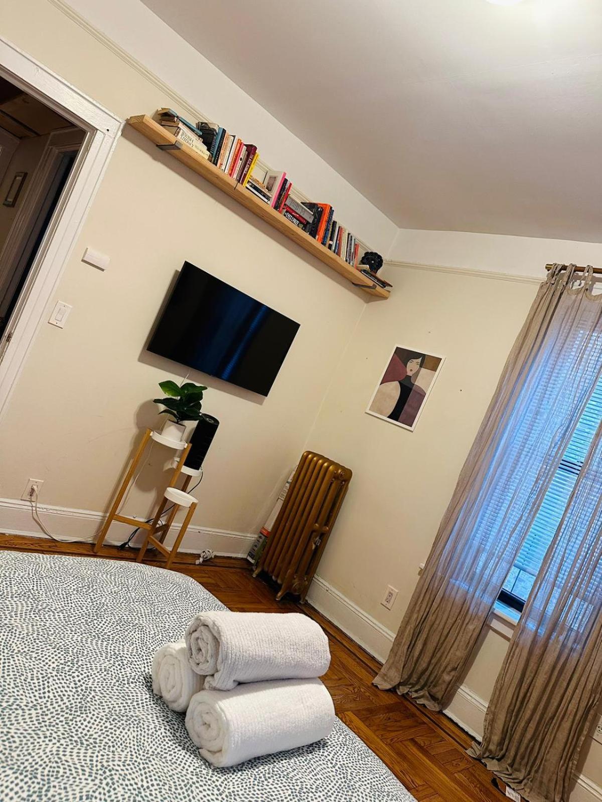 Sunnyside One Bedroom Apt