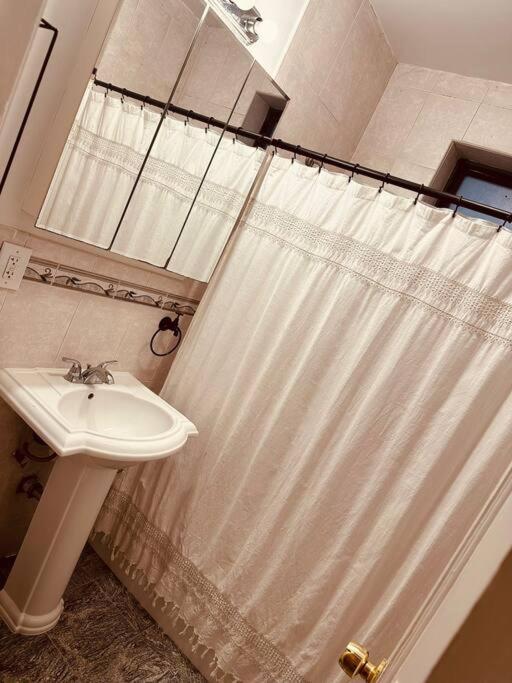 Sunnyside One Bedroom Apt Apartment *
